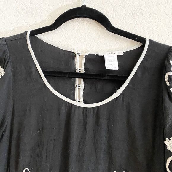 Esley Blouse Size M Embroidered Detail White Black Flowy Button Back‎ Top Blouse - Picture 3 of 8